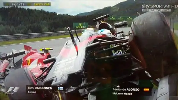 Grande paura al via del Gran Premio d'Austria: dopo poche curva Kimi Raikkonen e Fernando Alonso sono rimasti coinvolti in uno spettacolare incidente.
