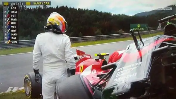 Alonso è poi rientrato ai box con il suo fisioterapista Edoardo Bendinelli: solo un lieve dolore a un ginocchio per lui.