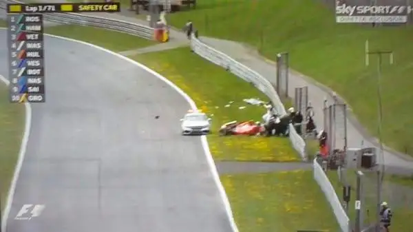 Ovviamente è stata immediatamente mandata in pista la Safety Car.