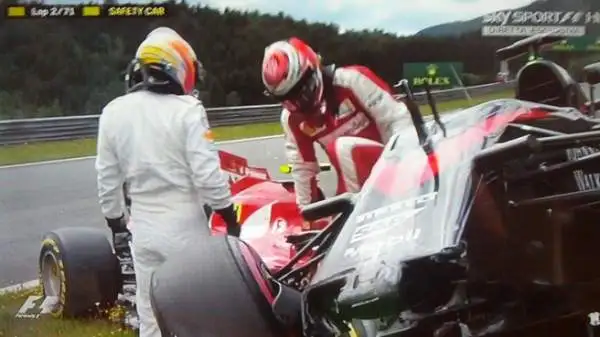 Il responsabile delle comunicazioni Ferrari Alberto Antonini, invece, ha dichiarato che Raikkonen non ha detto niente in radio sull'incidente e che probabilmente qualcuno lo aveva toccato da dietro.