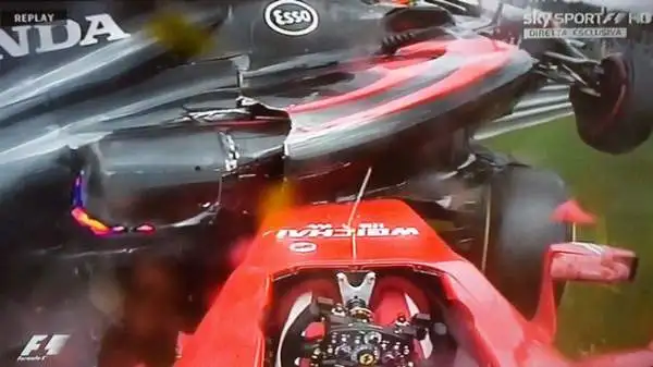 La monoposto di Raikkonen ha poi terminato la sua corsa contro le transenne e con la McLaren sopra il muso. Anche il finlandese ha detto di stare bene.