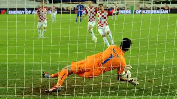 Buffon 7. Un altro rigore parato, la ciliegina su una stagione splendida. Esce all'intervallo per un problema al gomito.