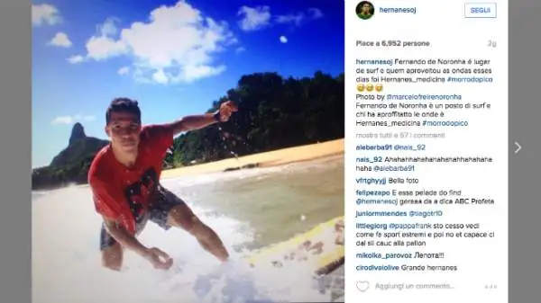Hernanes torna a casa in quel di Recife, in Brasile. Meta perfetta per sfruttare le onde con la tavola da surf.