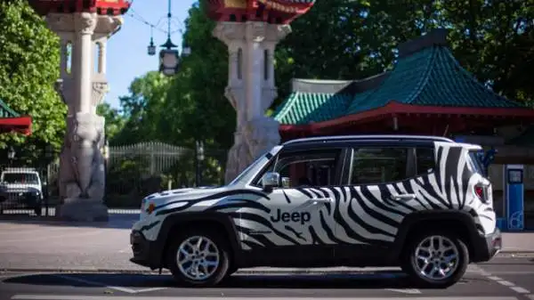 Una speciale Renegade in versione 'zebrata' ha accompagnato quattro tifosi bianconeri verso l'Olympiastadion per la finale di Champions League.