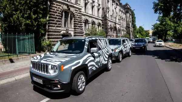 Una speciale Renegade in versione 'zebrata' ha accompagnato quattro tifosi bianconeri verso l'Olympiastadion per la finale di Champions League.