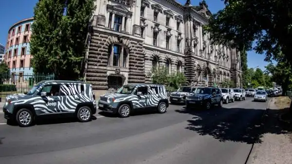 Una speciale Renegade in versione 'zebrata' ha accompagnato quattro tifosi bianconeri verso l'Olympiastadion per la finale di Champions League.