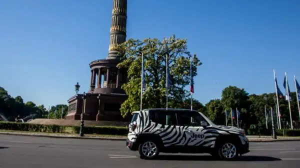 Una speciale Renegade in versione 'zebrata' ha accompagnato quattro tifosi bianconeri verso l'Olympiastadion per la finale di Champions League.
