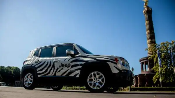 Una speciale Renegade in versione 'zebrata' ha accompagnato quattro tifosi bianconeri verso l'Olympiastadion per la finale di Champions League.
