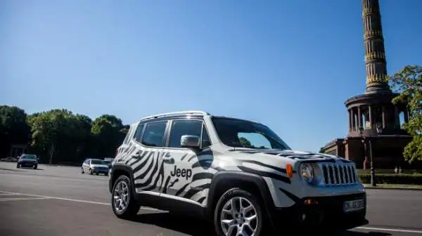Una speciale Renegade in versione 'zebrata' ha accompagnato quattro tifosi bianconeri verso l'Olympiastadion per la finale di Champions League.