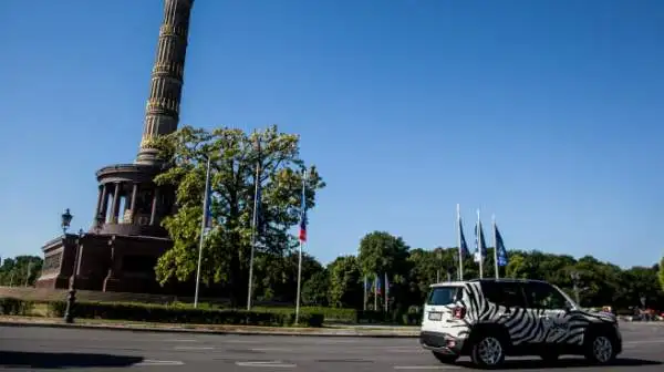 Una speciale Renegade in versione 'zebrata' ha accompagnato quattro tifosi bianconeri verso l'Olympiastadion per la finale di Champions League.