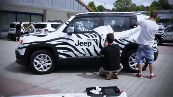Una speciale Renegade in versione 'zebrata' ha accompagnato quattro tifosi bianconeri verso l'Olympiastadion per la finale di Champions League.