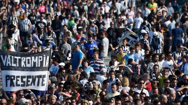 Berlino freme nell'attesa della finale di Champions League. E i tifosi della Juventus hanno letteralmente invaso la capitale tedesca per la sfida con il Barcellona.