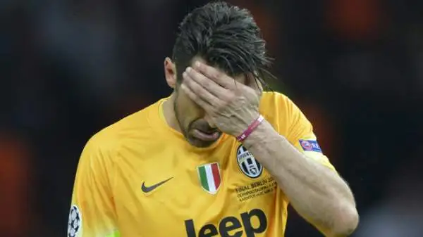 Dopo aver accarezzato il sogno di vincere la Champions, a Berlino è arrivata la grande delusione: a trionfare è stato il Barcellona. E i giocatori della Juventus hanno ceduto alla commozione.
