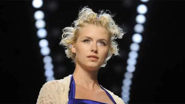 La modella e conduttrice tedesca è fidanzata con il nuovo acquisto della Juventus dal lontano 2011. Lena è la vincitrice della prima edizione del reality show "Germany's Next Topmodel".