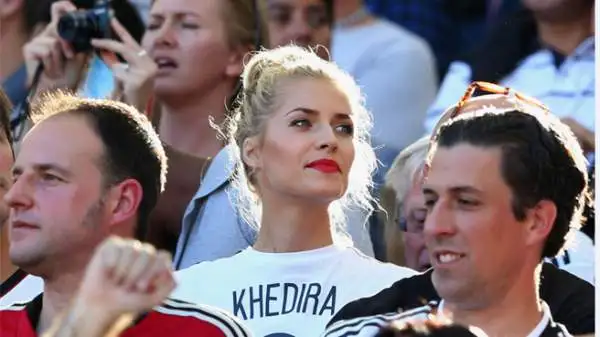 La modella e conduttrice tedesca è fidanzata con il nuovo acquisto della Juventus dal lontano 2011. Lena è la vincitrice della prima edizione del reality show "Germany's Next Topmodel".
