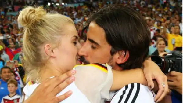 La modella e conduttrice tedesca è fidanzata con il nuovo acquisto della Juventus dal lontano 2011. Lena è la vincitrice della prima edizione del reality show "Germany's Next Topmodel".