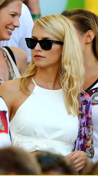 La modella e conduttrice tedesca è fidanzata con il nuovo acquisto della Juventus dal lontano 2011. Lena è la vincitrice della prima edizione del reality show "Germany's Next Topmodel".