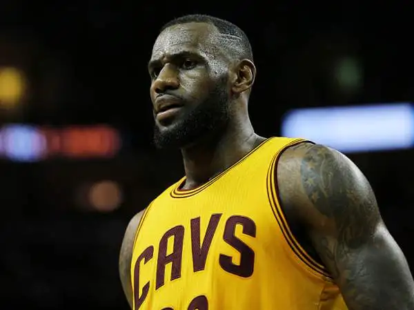 Continua l’incredibile favola dei Cleveland Cavaliers che vincono gara tre 96-91, incrementano il loro record senza Love e Irving a 4-0 e andando 2-1 nella serie finale. 40 punti per LeBron.
