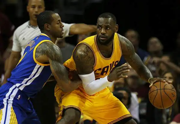 Continua l’incredibile favola dei Cleveland Cavaliers che vincono gara tre 96-91, incrementano il loro record senza Love e Irving a 4-0 e andando 2-1 nella serie finale. 40 punti per LeBron.