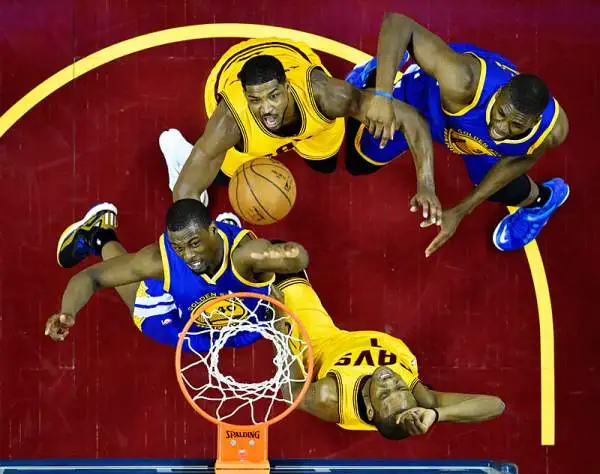 Continua l’incredibile favola dei Cleveland Cavaliers che vincono gara tre 96-91, incrementano il loro record senza Love e Irving a 4-0 e andando 2-1 nella serie finale. 40 punti per LeBron.