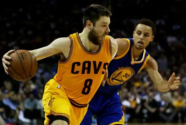 Continua l’incredibile favola dei Cleveland Cavaliers che vincono gara tre 96-91, incrementano il loro record senza Love e Irving a 4-0 e andando 2-1 nella serie finale. 40 punti per LeBron.