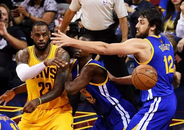 Continua l’incredibile favola dei Cleveland Cavaliers che vincono gara tre 96-91, incrementano il loro record senza Love e Irving a 4-0 e andando 2-1 nella serie finale. 40 punti per LeBron.