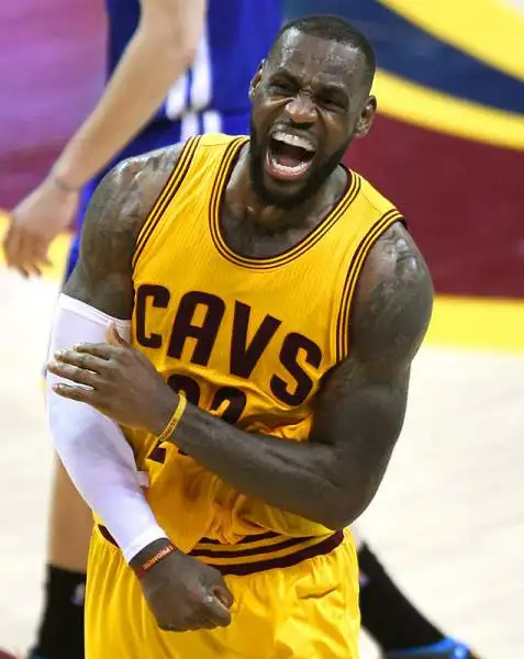 Continua l’incredibile favola dei Cleveland Cavaliers che vincono gara tre 96-91, incrementano il loro record senza Love e Irving a 4-0 e andando 2-1 nella serie finale. 40 punti per LeBron.