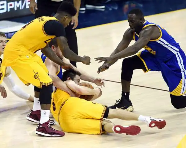 Continua l’incredibile favola dei Cleveland Cavaliers che vincono gara tre 96-91, incrementano il loro record senza Love e Irving a 4-0 e andando 2-1 nella serie finale. 40 punti per LeBron.