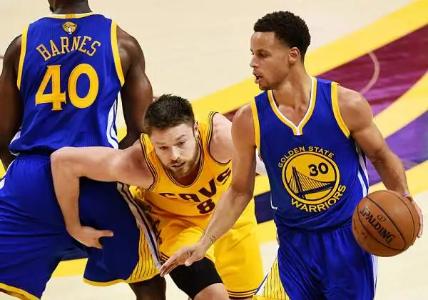 Continua l’incredibile favola dei Cleveland Cavaliers che vincono gara tre 96-91, incrementano il loro record senza Love e Irving a 4-0 e andando 2-1 nella serie finale. 40 punti per LeBron.