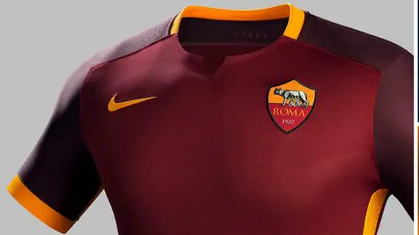 Per la prima volta, le personalizzazioni sul retro della maglia dell’AS Roma contengono un tributo grafico alle celebri meraviglie architettoniche della Capitale italiana.