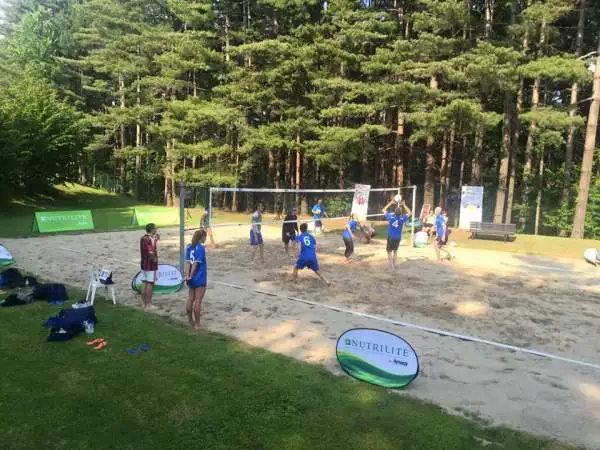 In occasione della giornata finale del Nutrilite Sand Volley Challenge, la manifestazione sportiva ideata da Fondazione Milan, Nutrilite ha devoluto 15.000 euro in favore del progetto “Scuola Bottega”
