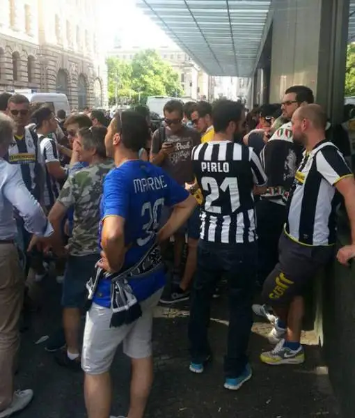 Berlino freme nell'attesa della finale di Champions League. E i tifosi della Juventus hanno letteralmente invaso la capitale tedesca per la sfida con il Barcellona.