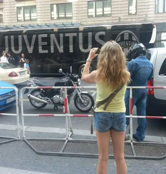 Berlino freme nell'attesa della finale di Champions League. E i tifosi della Juventus hanno letteralmente invaso la capitale tedesca per la sfida con il Barcellona.
