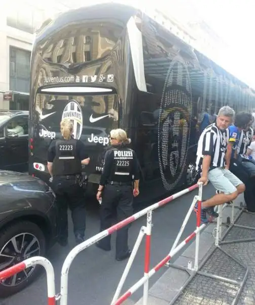 Berlino freme nell'attesa della finale di Champions League. E i tifosi della Juventus hanno letteralmente invaso la capitale tedesca per la sfida con il Barcellona.
