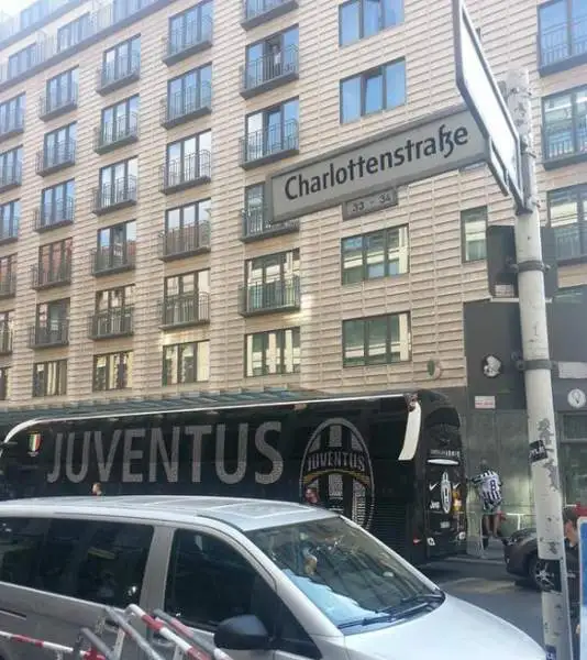 Berlino freme nell'attesa della finale di Champions League. E i tifosi della Juventus hanno letteralmente invaso la capitale tedesca per la sfida con il Barcellona.