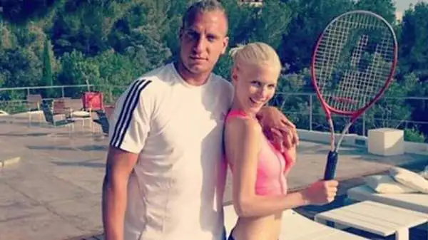 Ibiza è la meta più in voga tra i calciatori.
Ecco Maxi Lopez, in procinto di giocare a tennis con la sua compagna, Daniela.
