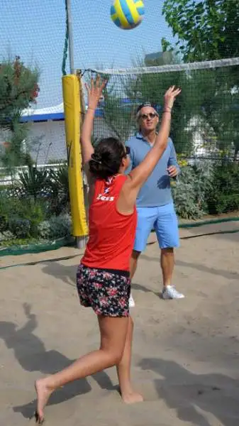 Roberto Mancini, in attesa di altri colpi di mercato, si tiene in forma giocando a beach volley a Milano Marittima.