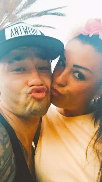 Claudia Lai e Radja Nainggolan, lontani da tutti nel segno dell'amore. Un selfie immortala il loro amore tra le spiagge di Ibizia.
