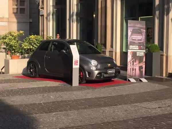 Federico Buffa ha dato spettacolo in occasione della presentazione della partnership proprio tra la Abarth e l'hotel Park Hyatt Milan.