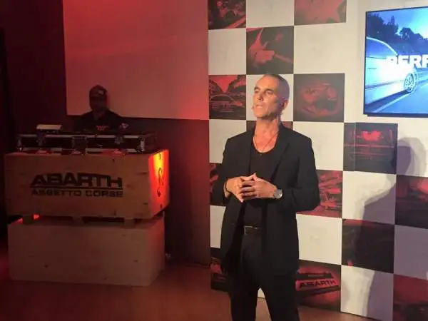 Federico Buffa ha dato spettacolo in occasione della presentazione della partnership proprio tra la Abarth e l'hotel Park Hyatt Milan.