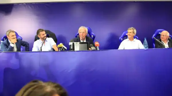 Presentato il Parma Calcio 1913, che punta a sostituire il fallito Parma Fc. Scala: "Siamo distanti dal calcio da tempo, e siamo stati lontani dal marciume". Barilla: "Che emozione".