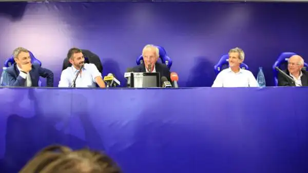Presentato il Parma Calcio 1913, che punta a sostituire il fallito Parma Fc. Scala: "Siamo distanti dal calcio da tempo, e siamo stati lontani dal marciume". Barilla: "Che emozione".