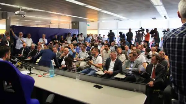 Presentato il Parma Calcio 1913, che punta a sostituire il fallito Parma Fc. Scala: "Siamo distanti dal calcio da tempo, e siamo stati lontani dal marciume". Barilla: "Che emozione".