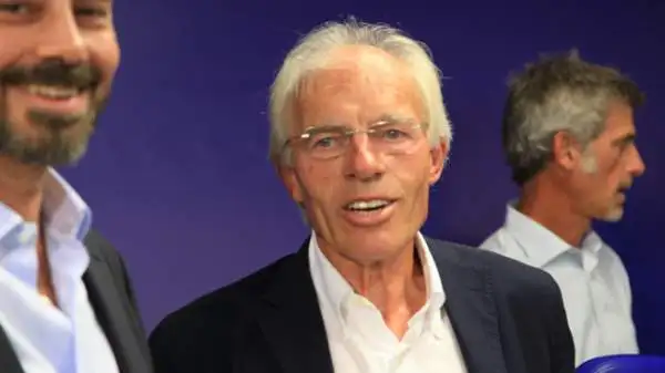 Presentato il Parma Calcio 1913, che punta a sostituire il fallito Parma Fc. Scala: "Siamo distanti dal calcio da tempo, e siamo stati lontani dal marciume". Barilla: "Che emozione".