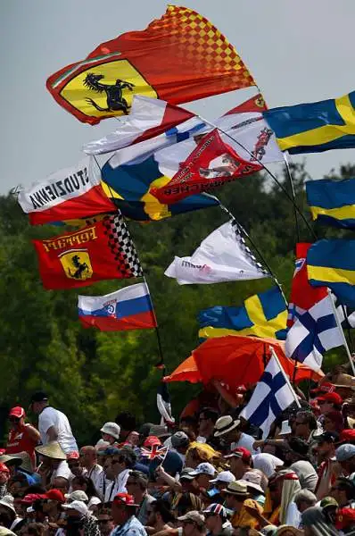 Nelle prove ufficiali del GP d'Ungheria Hamilton ha precede il compagno Rosberg. Terzo Sebastian Vettel, quinto l'altro ferrarista Raikkonen, tra la Red Bull di Ricciardo e la Williams di Bottas.
