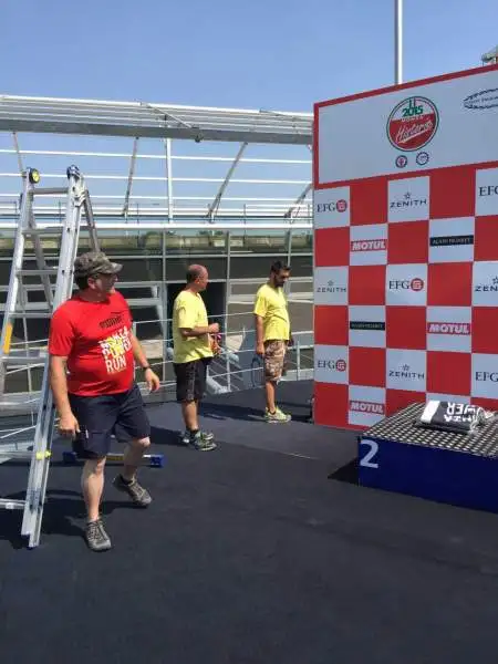 I volontari sono al lavoro per piazzare gli ostacoli che caratterizzeranno la spettacolare gara non competitiva. La partenza, da tradizione, dall'Autodromo di Monza.