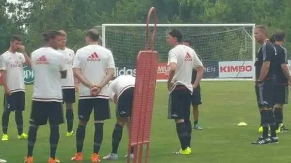 Milan alla scoperta di Sinisa Mihajlovic. Ecco i rossoneri di nuovo al lavoro sotto la guida tecnica del neo arrivato tecnico serbo.