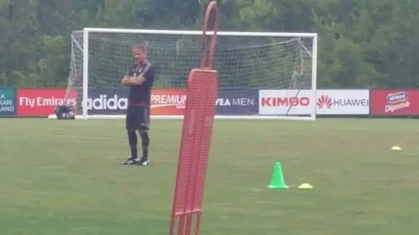 Milan alla scoperta di Sinisa Mihajlovic. Ecco i rossoneri di nuovo al lavoro sotto la guida tecnica del neo arrivato tecnico serbo.