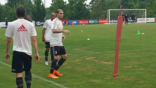 Milan alla scoperta di Sinisa Mihajlovic. Ecco i rossoneri di nuovo al lavoro sotto la guida tecnica del neo arrivato tecnico serbo.