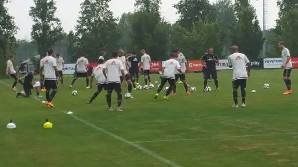Milan alla scoperta di Sinisa Mihajlovic. Ecco i rossoneri di nuovo al lavoro sotto la guida tecnica del neo arrivato tecnico serbo.